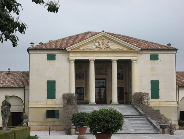 Villa dengan kolom-kolom dorik yang megah